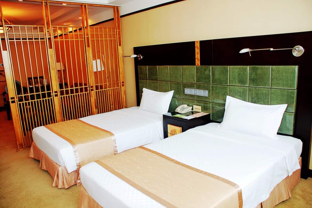 Escritorio, cortinas blackout y tabla de planchar con plancha