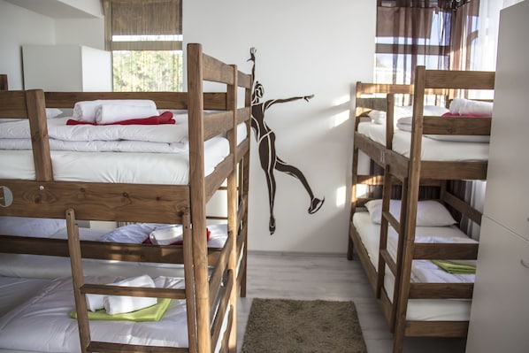 Shared Dormitory, Multiple Beds 8, Poolside | 1 غرفة نوم وتجهيزات عازلة للصوت وواي فاي مجانًا
