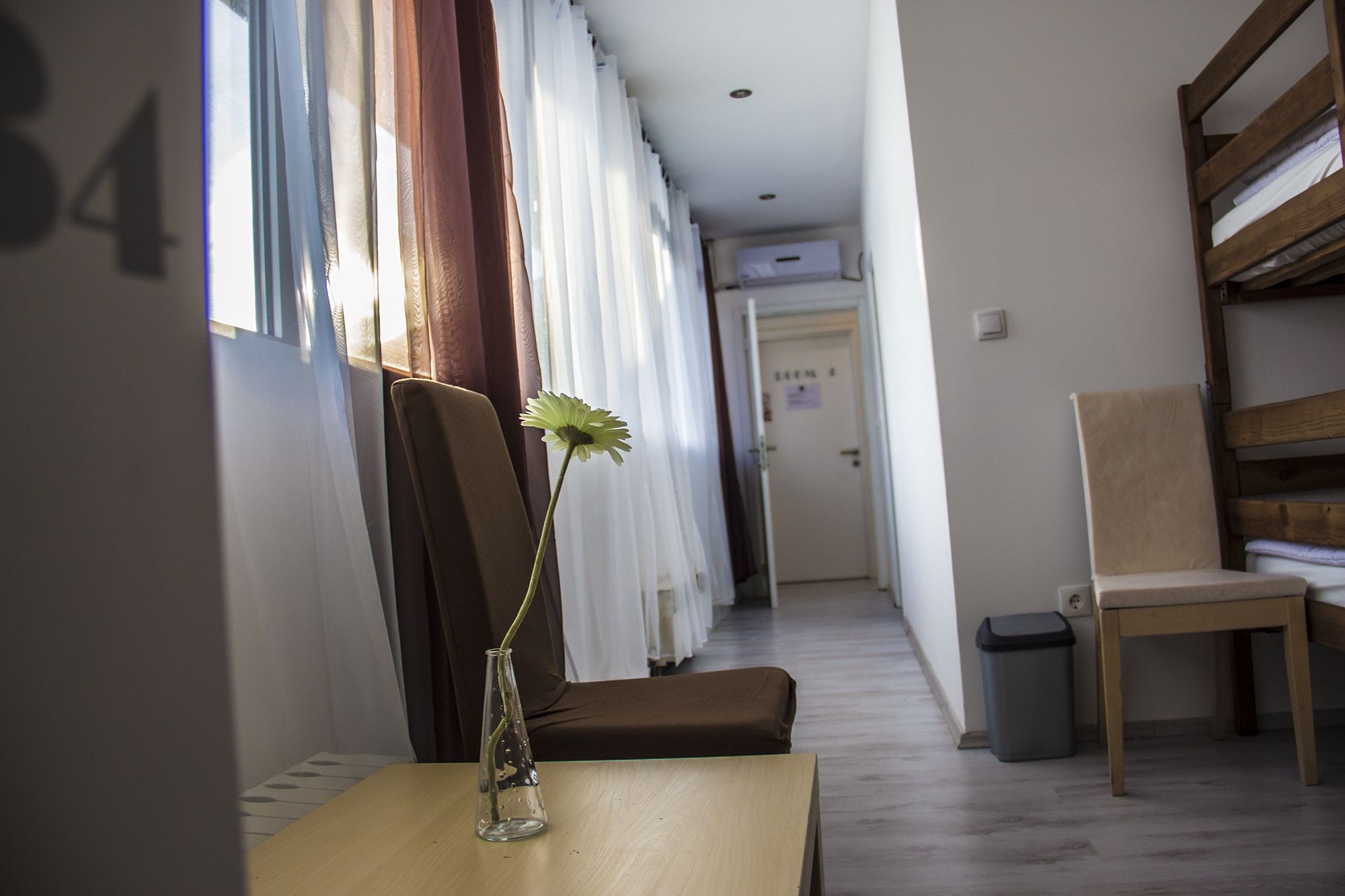 Shared Dormitory, Multiple Beds 8, Poolside | 1 多间卧室、隔音、免费 WiFi、轮椅无障碍