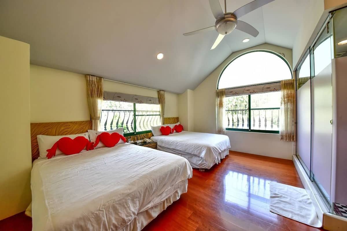 Family Quadruple Room | Desk, blackout drapes, free WiFi