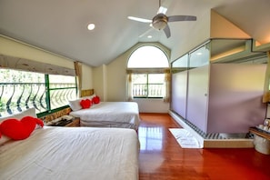 Family Quadruple Room | Desk, blackout drapes, free WiFi