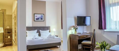 Kahden hengen comfort-huone | Ylelliset vuodevaatteet, työpöytä, äänieristys, silitysrauta/-lauta