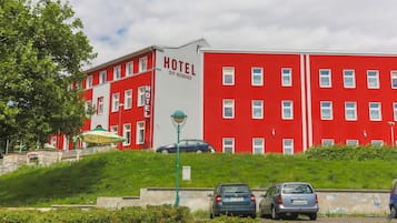 Vista frontal de la propiedad