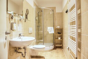 Comfort tweepersoonskamer | Badkamer | Een douche, gratis toiletartikelen, een haardroger, handdoeken