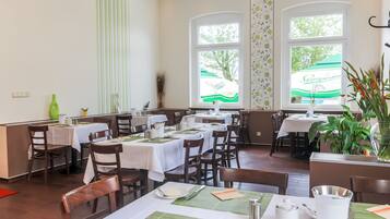 Desayuno buffet (EUR 16.50 por persona)