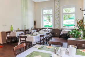 Sarapan bufet setiap hari (EUR 16.50 seorang) 