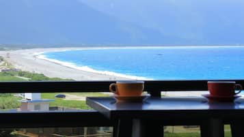 Tomannsrom – familie, flere senger, strandutsikt | Utsikt fra balkong