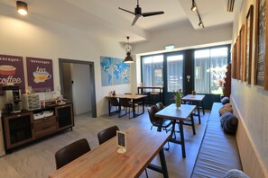 供應午餐及早午餐