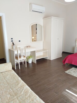 Deluxe Quadruple Room, 1 Bedroom, Private Bathroom, City View - Affittacamere DomuS al Corso (Canosa di Puglia)