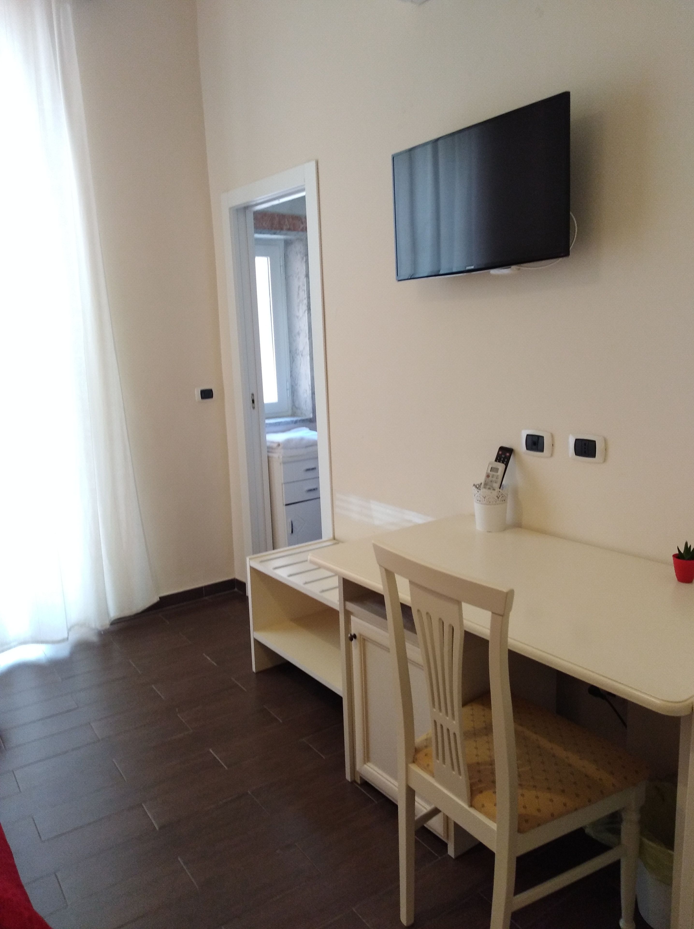 Deluxe Double or Twin Room, Private Bathroom, City View | Room amenity