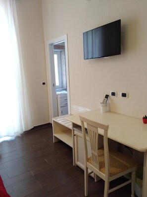 Deluxe Double or Twin Room, Private Bathroom, City View | Room amenity