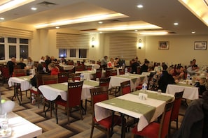 S'hi serveixen esmorzars, dinars, sopars i plats de cuina turca