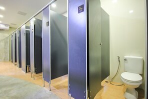 샤워 시설, 타월, 비누, 샴푸