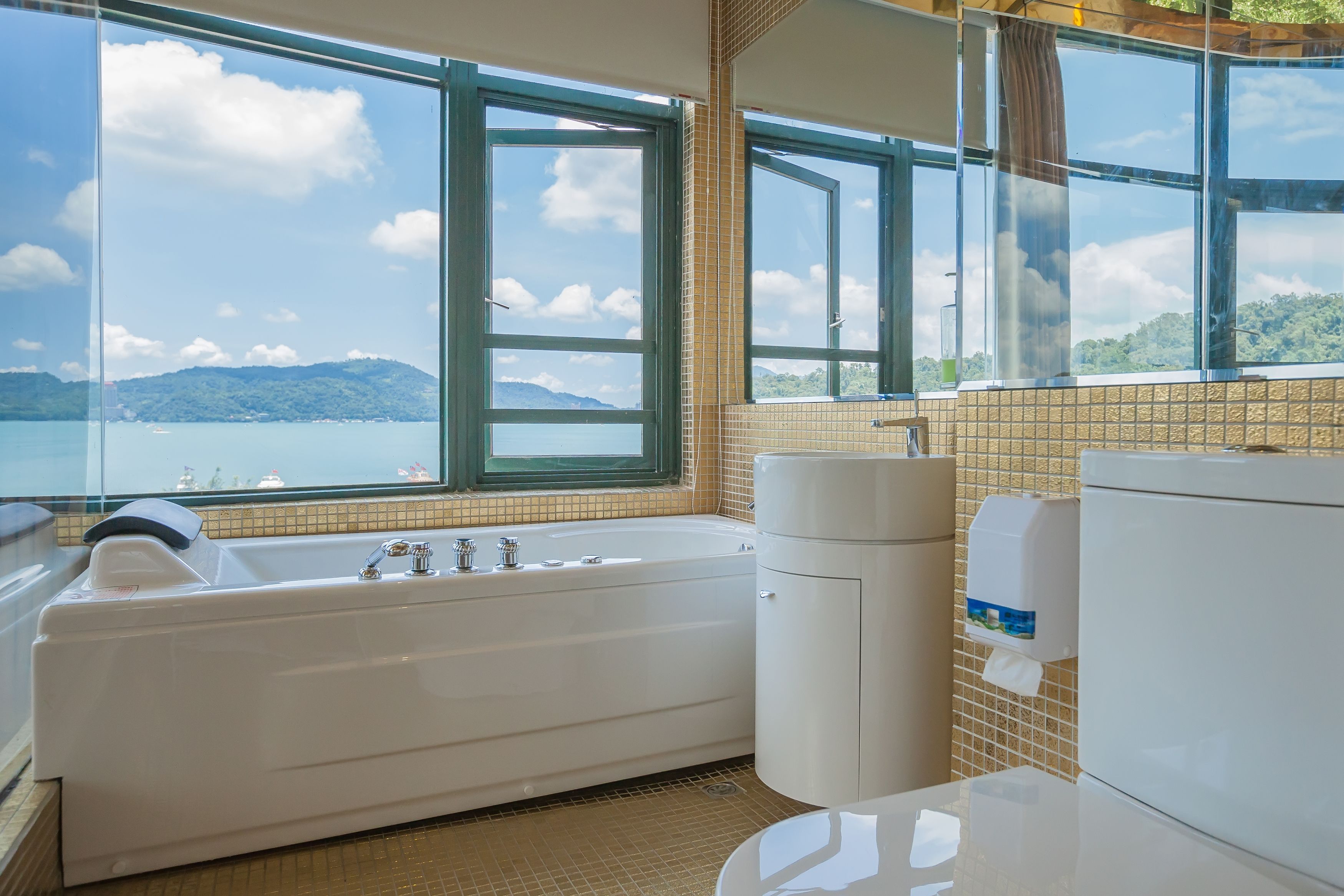 deluxe double room, tower | bathroom | shower, free toiletries, hair dryer, slippers