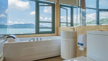 Kamar Double Deluks, menara | Kamar mandi | Shower, perlengkapan mandi gratis, pengering rambut, dan sandal