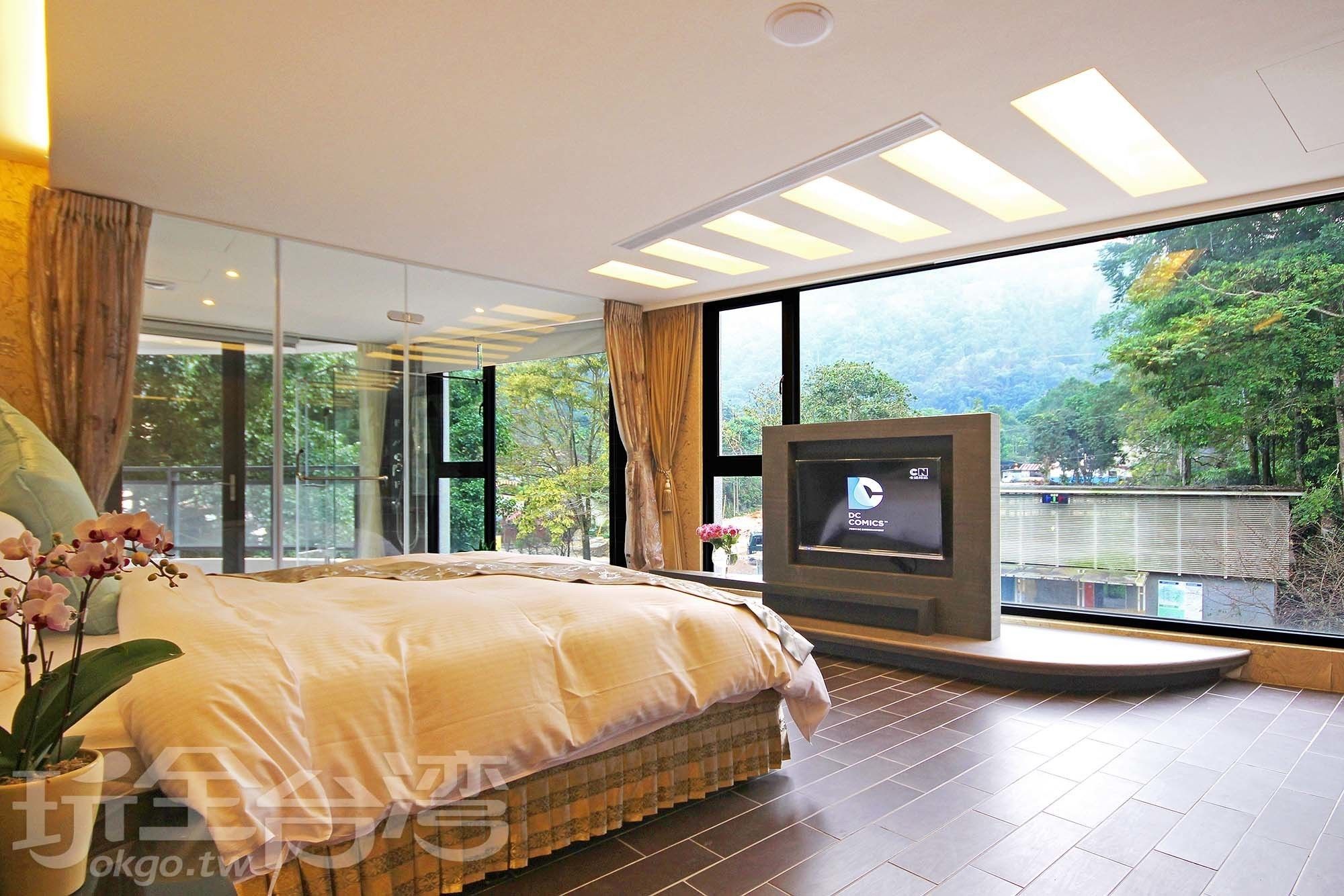 deluxe double room, 1 queen bed, mountain view | bathroom | shower, free toiletries, hair dryer, slippers