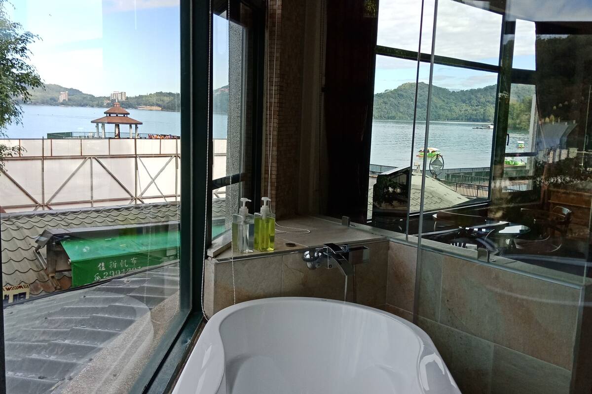 deluxe double room | desk, soundproofing, rollaway beds, free wifi