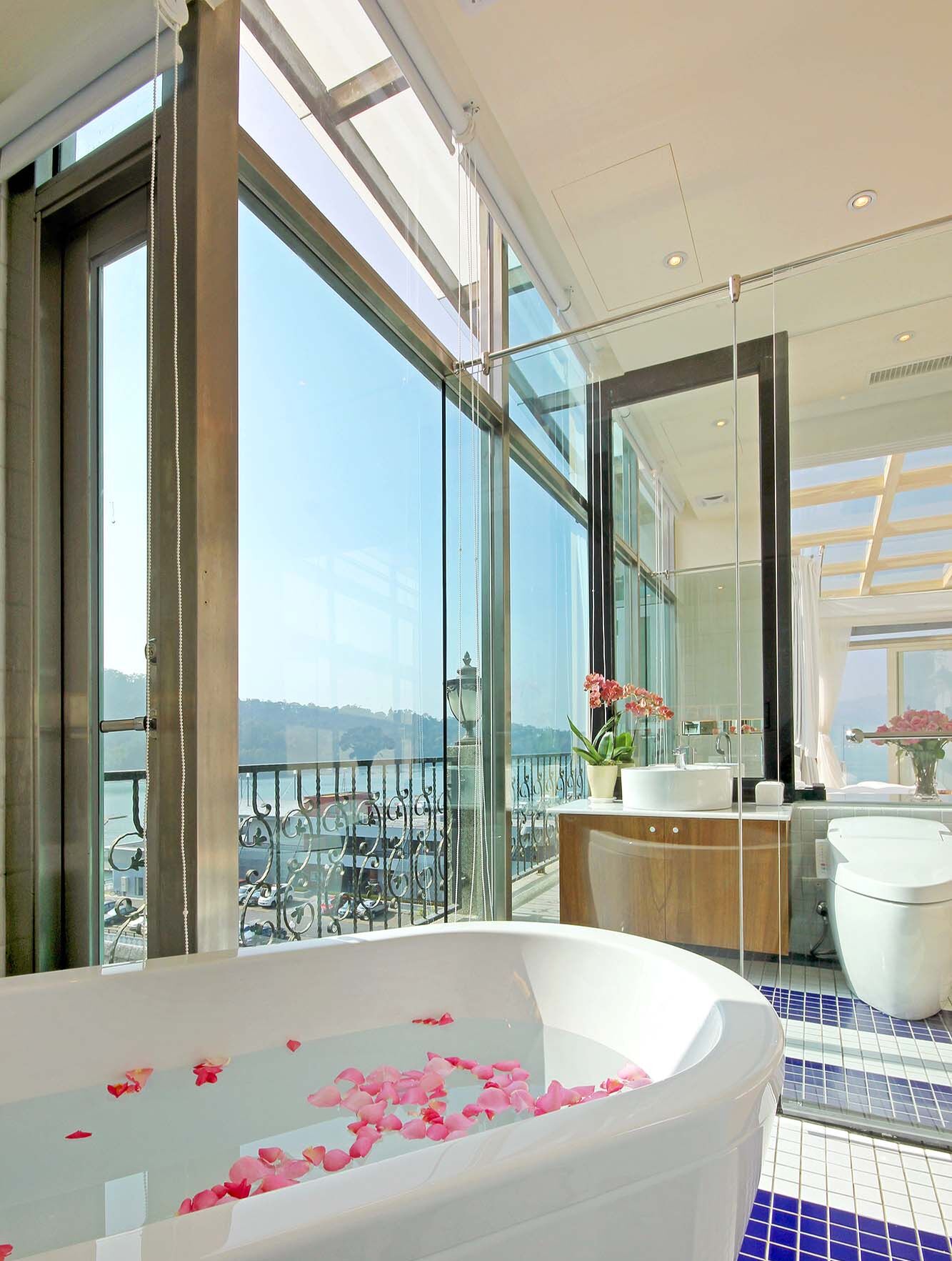 design room, 1 double bed, balcony | bathroom | shower, free toiletries, hair dryer, slippers