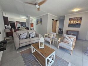 Standard-Stadtwohnung, 2 Schlafzimmer | Wohnbereich | 32-Zoll-Flachbildfernseher mit Satellitenempfang, Fernseher