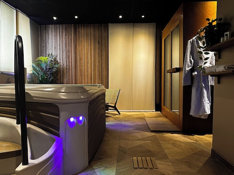 Sauna, hot tub, massages