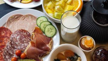 بوفيه فطور يوميًا بتكلفة قدرها (15 EUR للشخص)