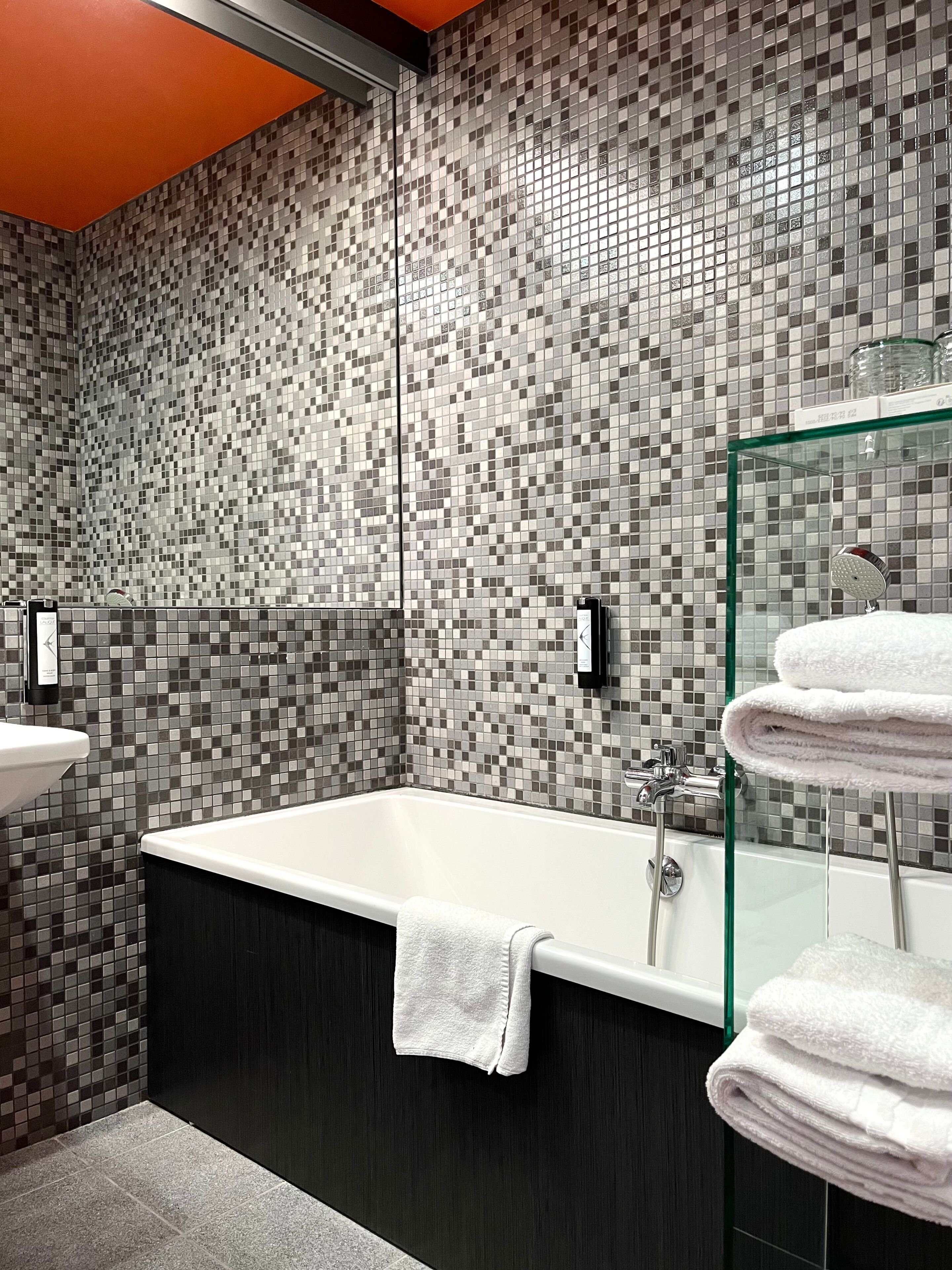 double room, 1 double bed | bathroom | combined shower/bathtub, free toiletries, hair dryer, towels