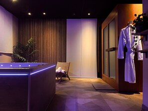 Indoor spa tub