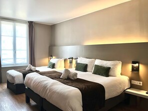 Ropa de cama de alta calidad y caja de seguridad en la habitación 
