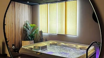 Un sauna, una bañera de hidromasaje, masajes