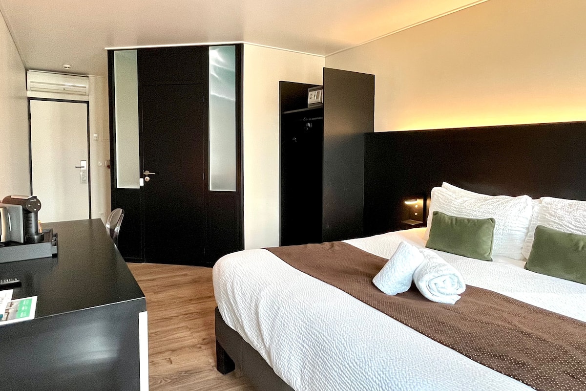 Doppelzimmer, 1 Doppelbett | Hochwertige Bettwaren, Zimmersafe, Schreibtisch