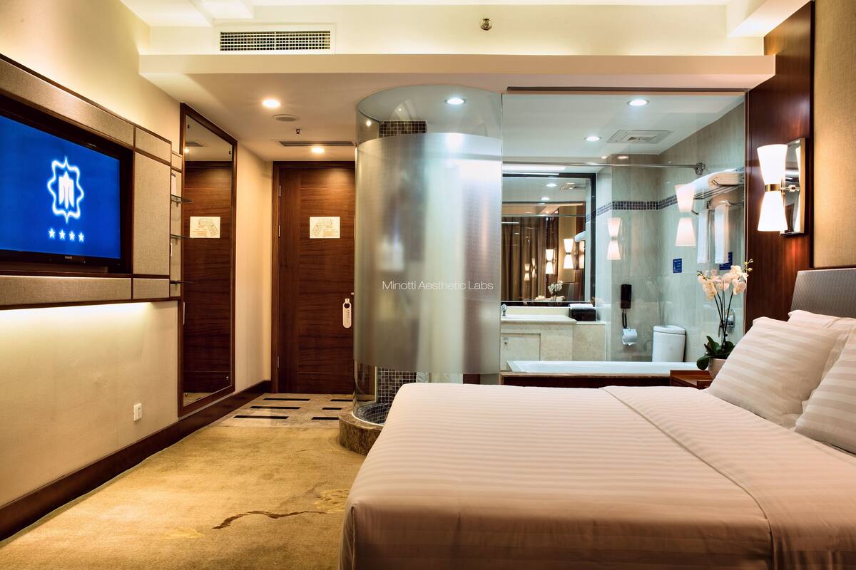 Deluxe Queen Room | Desk, blackout curtains, free WiFi