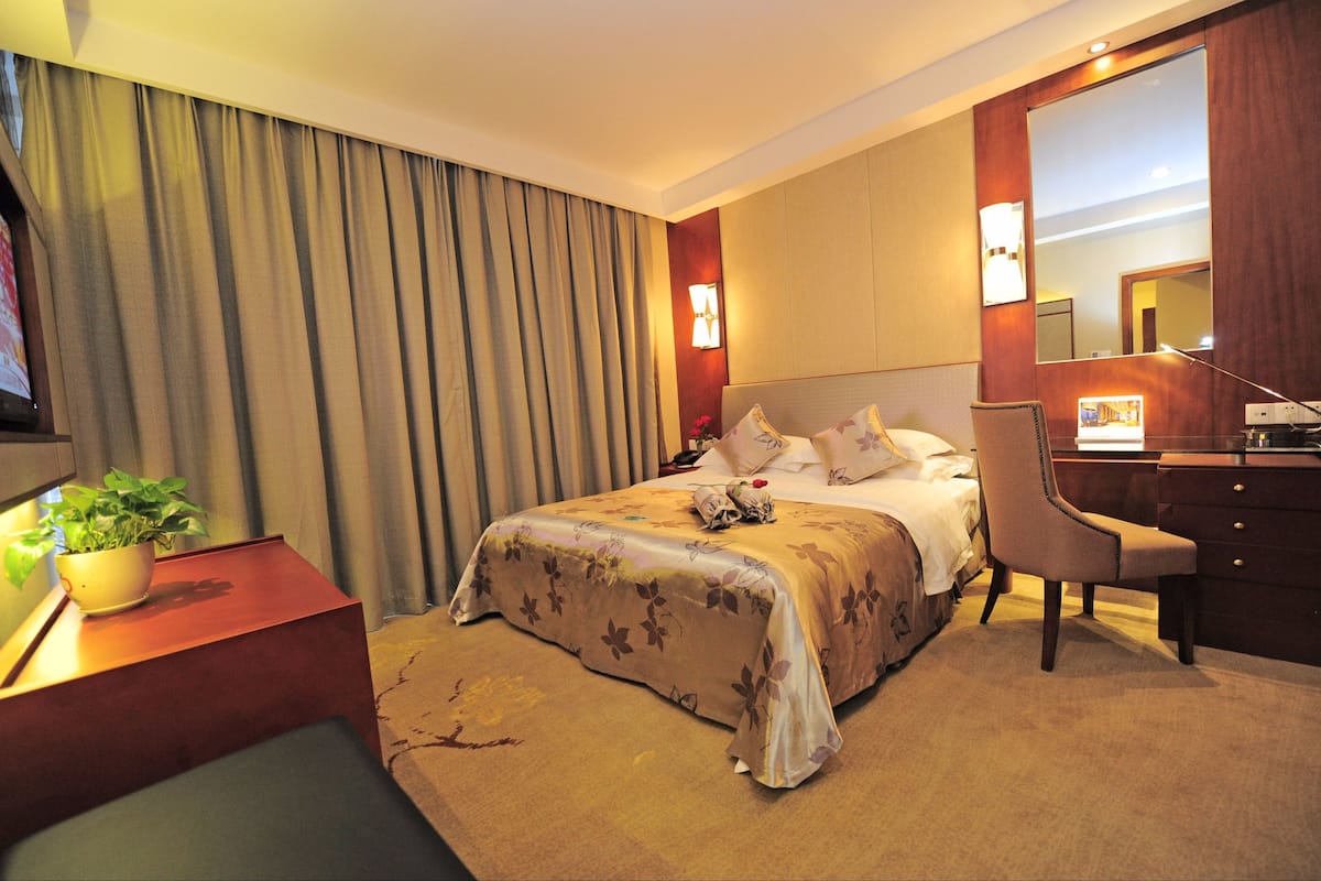 Superior Suite | Desk, blackout curtains, free WiFi