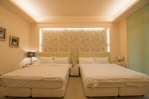 Deluxe-Vierbettzimmer | Schreibtisch, Verdunkelungsvorhänge, Zustellbetten, kostenloses WLAN