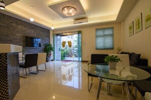 Lobby sitting area - Days Good Guest House (Magong)