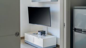 1 Schlafzimmer, hochwertige Bettwaren, Daunenbettdecken, Schreibtisch