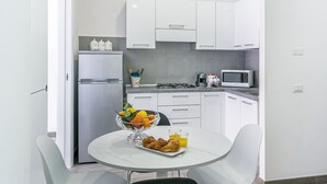 Appartement, 2 slaapkamers | Privékeuken | Eettafels