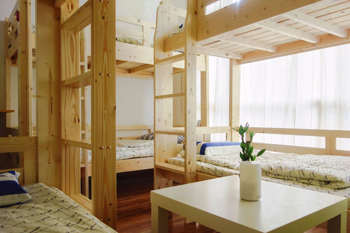 Escritorio, cortinas opacas, wifi gratis