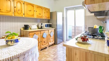 Apartamento conforto, 3 quartos | Cozinha privada | Cafeteira/chaleira