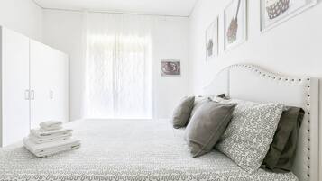 Comfort Apartment, 3 Bedrooms | 3 bedrooms, premium bedding, down comforters, desk