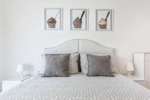 คอมฟอร์ทอพาร์ทเมนท์, 3 ห้องนอน | 3 ห้องนอน, เครื่องนอนระดับพรีเมียม, ผ้านวมขนเป็ด, โต๊ะทำงาน