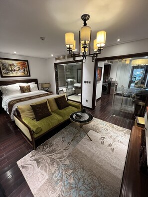 Economy Studio | Premium bedding, down comforters, in-room safe, individually decorated