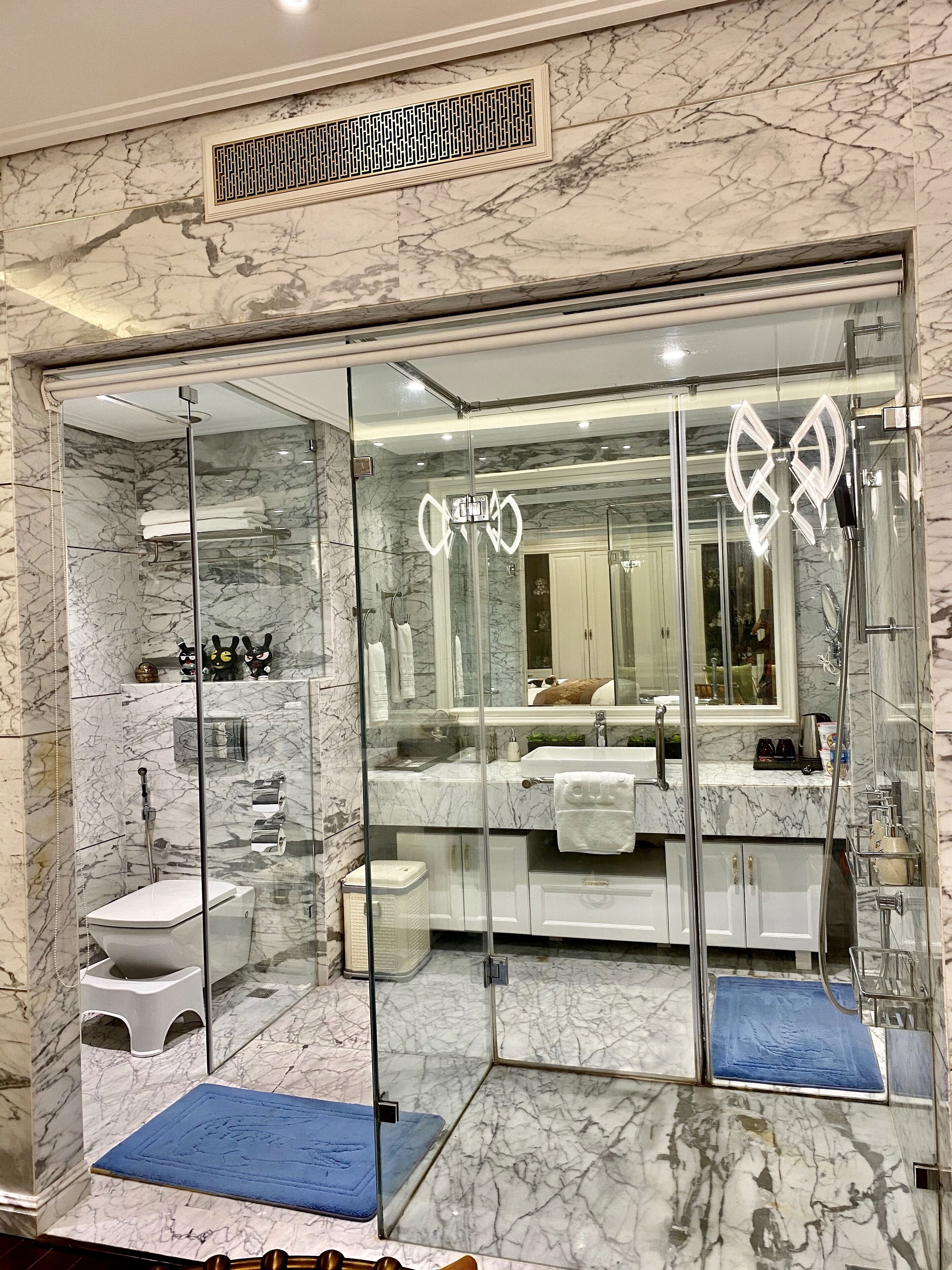 Business Double Room, Private Bathroom | Bathroom | Combined shower/tub, hydromassage showerhead, free toiletries