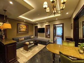 Deluxe-sviitti, sauna, kaupunkinäköala | Olohuone | 48–tuumainen taulutelevisio, jossa kaapelikanavat