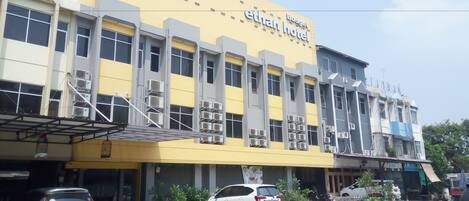 Vista frontal de la propiedad