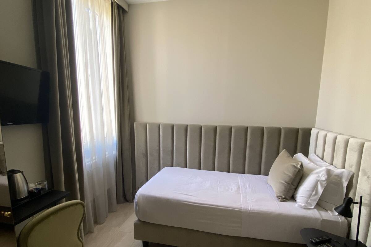 Single Room | Minibar, in-room safe, desk, blackout drapes