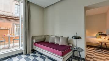 Suite Ville, terrasse, vue ville | Minibar, coffres-forts dans les chambres, bureau, rideaux occultants