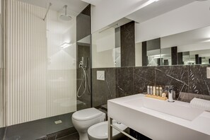 Habitació triple estàndard | Bany | Dutxa, articles de tocador gratuïts, assecador de cabells i sabatilles 