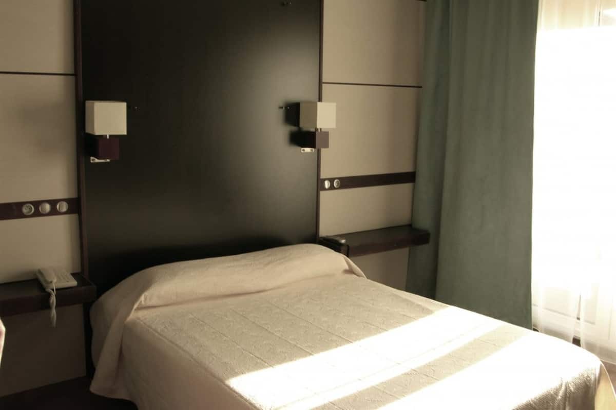 Zimmersafe, schallisolierte Zimmer, Bügeleisen/Bügelbrett