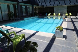 Una piscina al aire libre de temporada (de 09:30 a 19:30), tumbonas