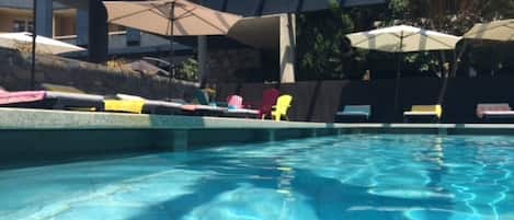 季節性室外泳池;09:30 至 19:30 開放;躺椅